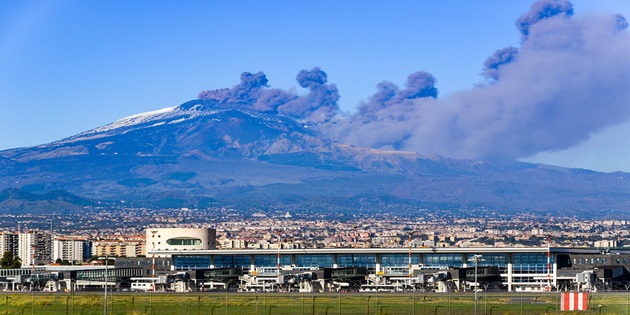 İtalya’da Etna Yanardağı’nın Oluşturduğu Kül Bulutu Uçuşları Aksattı